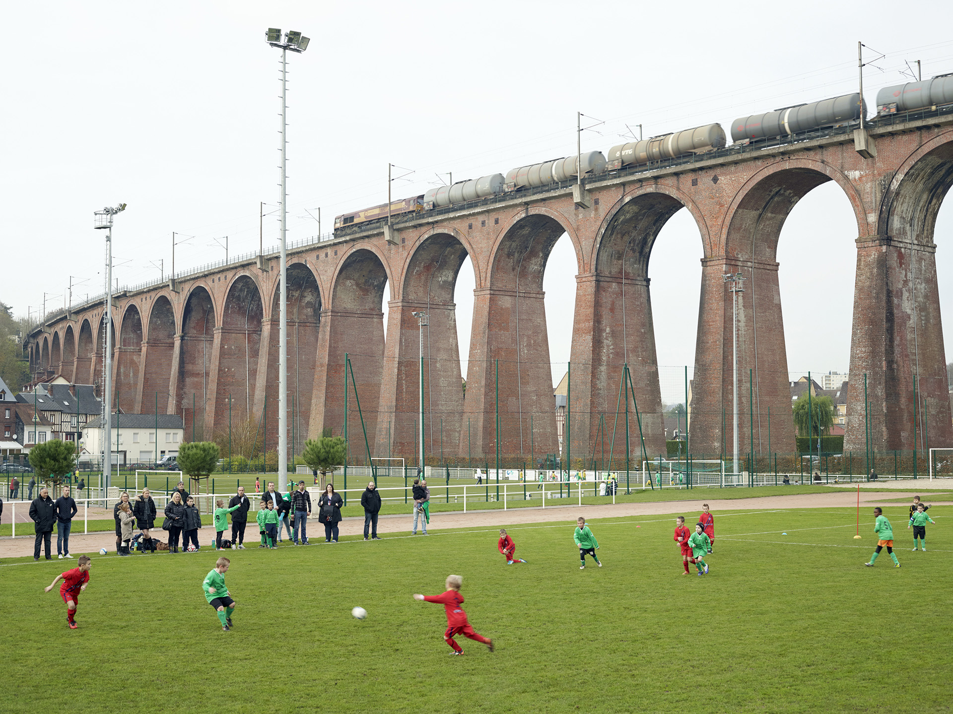 Simon Roberts, Football Club barentinois, Barentin - Seine- Maritime, de la série Normandy, 2014-2016. Courtesy de l’artiste