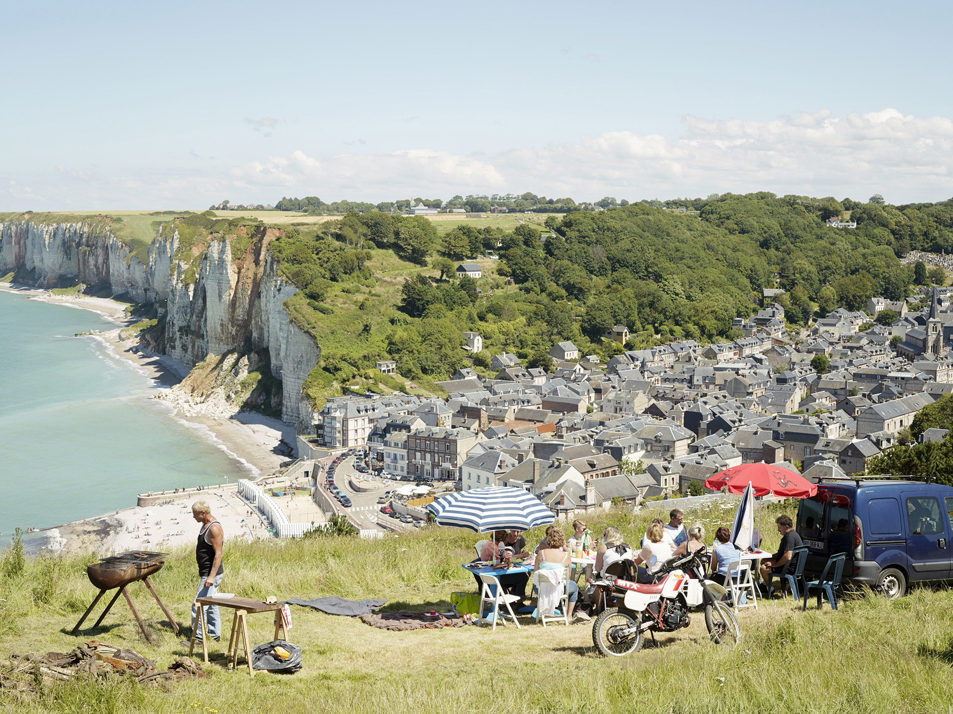 Simon Roberts, Célébration du 14 juillet avec un barbecue, Yport - Seine-Maritime, de la série Normandy, 2014-2016. Courtesy de l’artiste