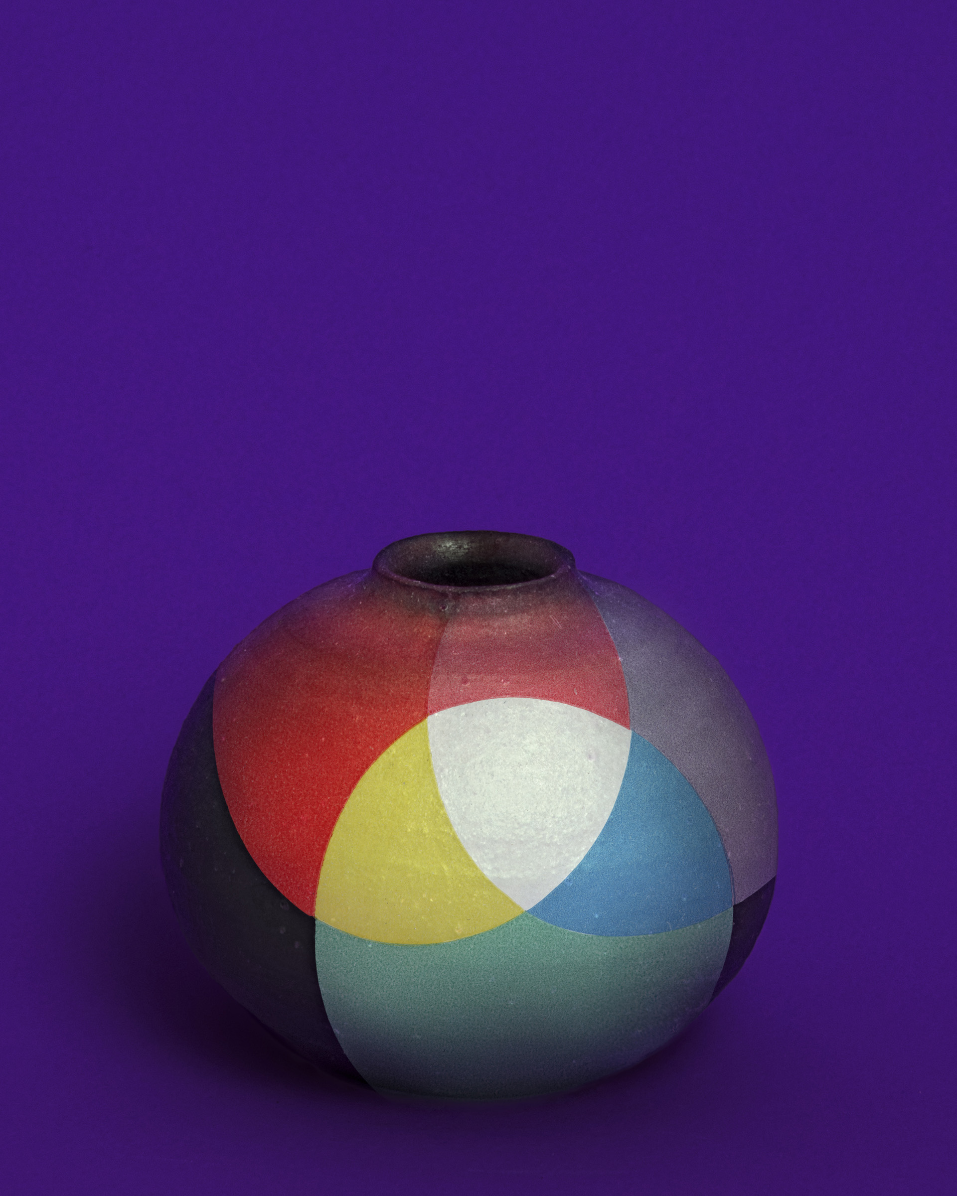 Alinka Echeverría, Précession du féminin, Simulation VII – Conquête de la couleur, 2016. Photochromie sur vase globe. Courtesy de l'artiste / Résidence BMW au musée Nicéphore Niépce