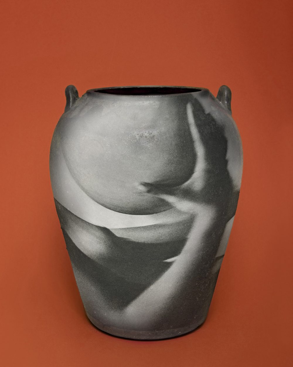 Alinka Echeverría, Précession du féminin - Simulation V - Mise en lumière de la matière, 2016. Héliogravure au grain sur vase japonais. Courtesy de l'artiste / Résidence BMW au musée Nicéphore Niépce