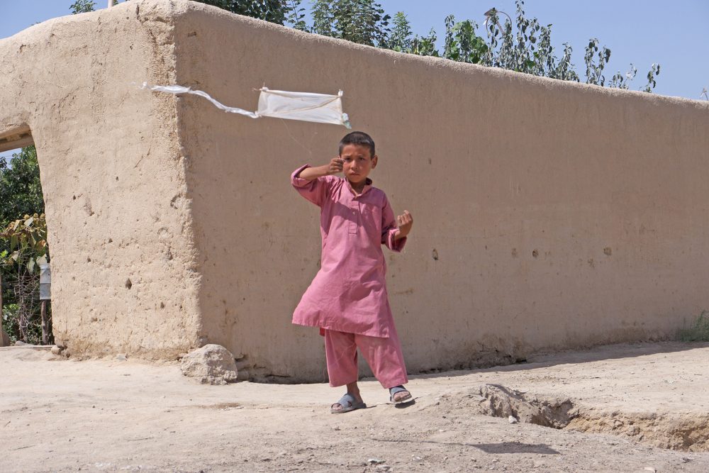 Francis Alÿs, Children’ Game #10, Papalote, Balkh, Afghanistan, 2011. Video 4:13 min.  Courtesy de l'artiste et Jan Mot, Brussels