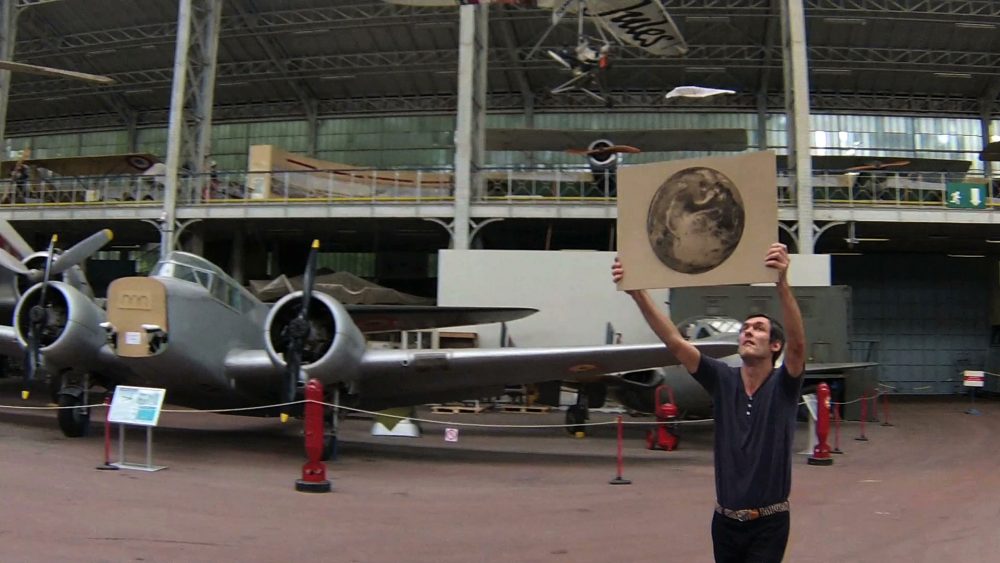 Étienne Cliquet, Plier, marcher, voler, 2013, vidéo 12:25 mn. Photogramme. Collection Les Abattoirs - FRAC Occitanie Toulouse