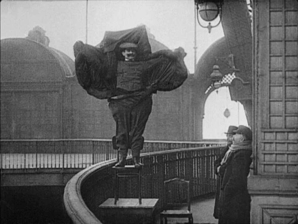 Agnès Geoffray The Flying Man, 2015. Projection, 80 diapositives. Courtesy de l'artiste et British Pathé