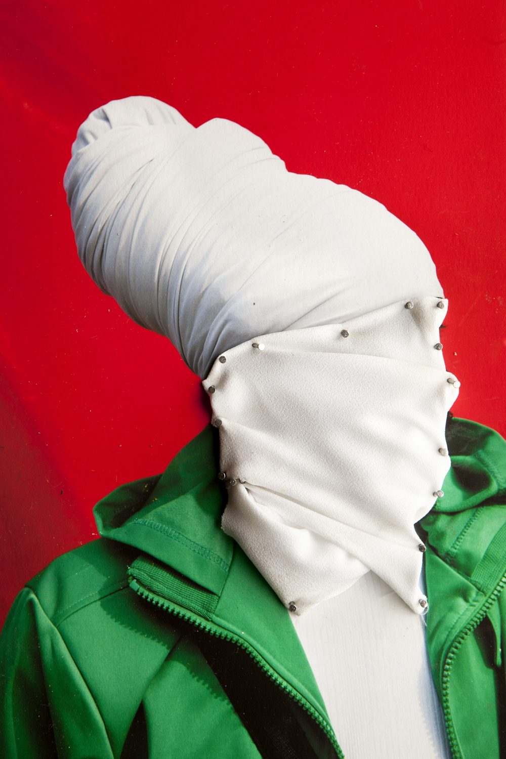 Lorenzo Vitturi, Red White Folds Nails, 2013. Courtesy Flowers Gallery, Londres
