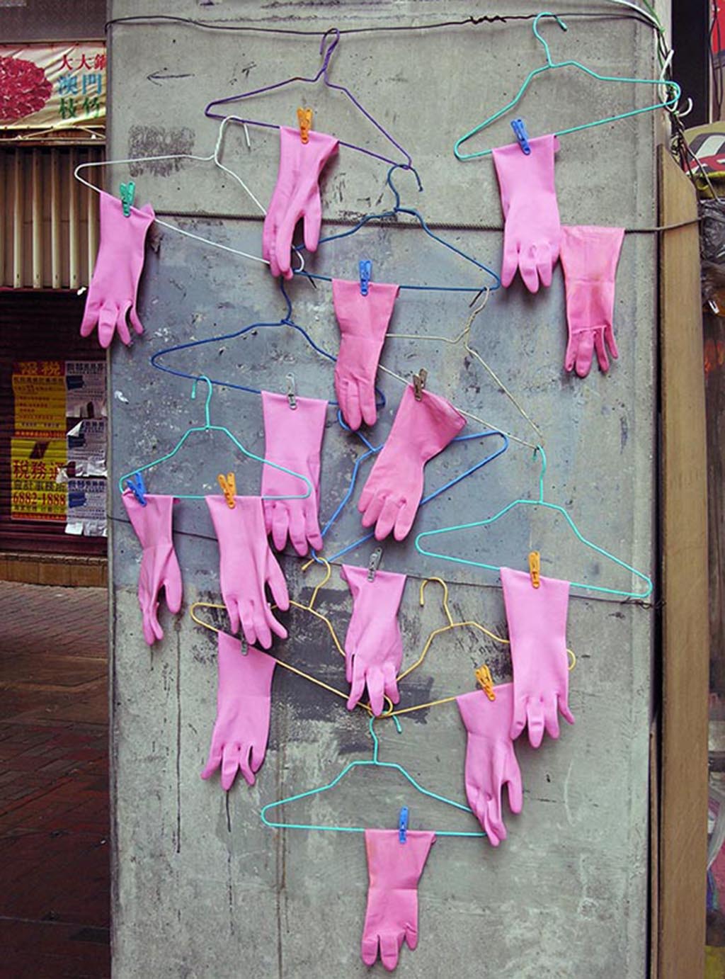 Michael Wolf, Gloves, 2003 -15, de la série My Favourite Thing.  Courtesy Flowers Gallery, Londres