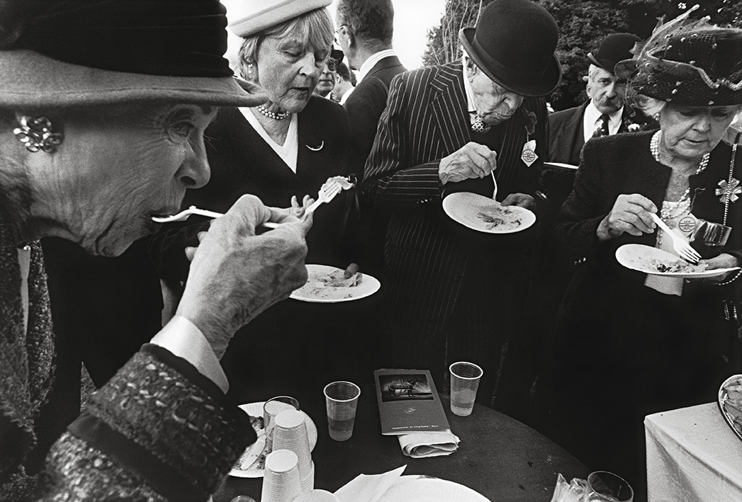 William Klein, Buffet champêtre, Prix de l’Arc de Triomphe, Paris, 2000