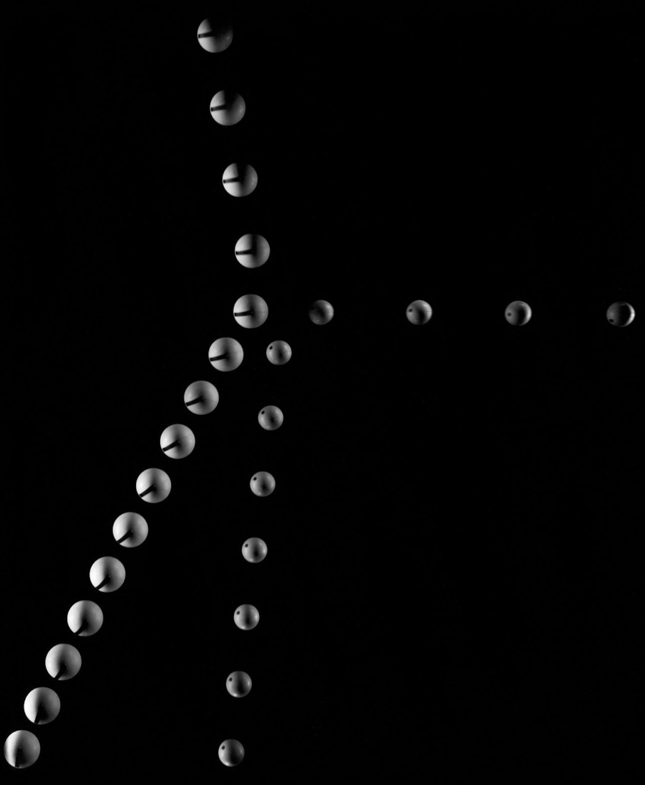 Berenice Abbott, Conservation of momentum in sheres of unequal mass, Cambridge, Massachusetts, Documenting Science, 1958-61.  Estate Berenice Abbott / Courtesy Howard Greenberg Gallery, New York & Les Douches la Galerie, Paris