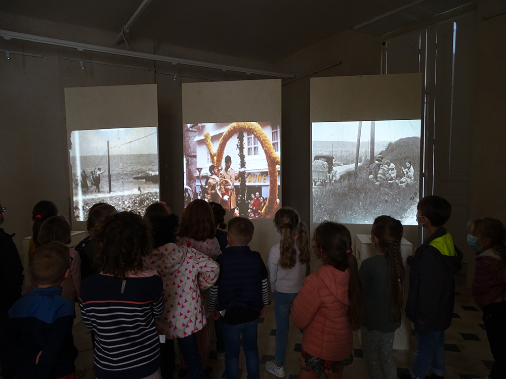 Vue d'exposition Normandy de de Simon Roberts au Chateau de Flamanville juin - septembre 2021 3