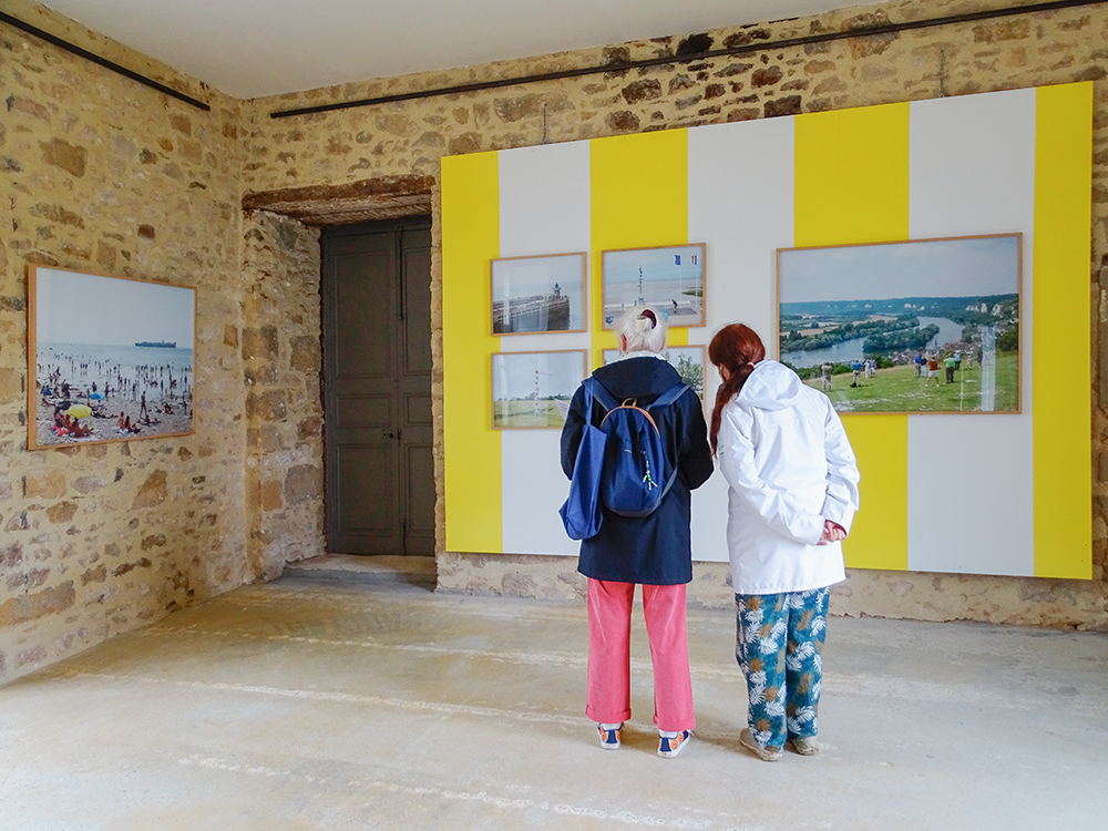 Vue d'exposition Normandy de de Simon Roberts au Chateau de Flamanville juin - septembre 2021 7