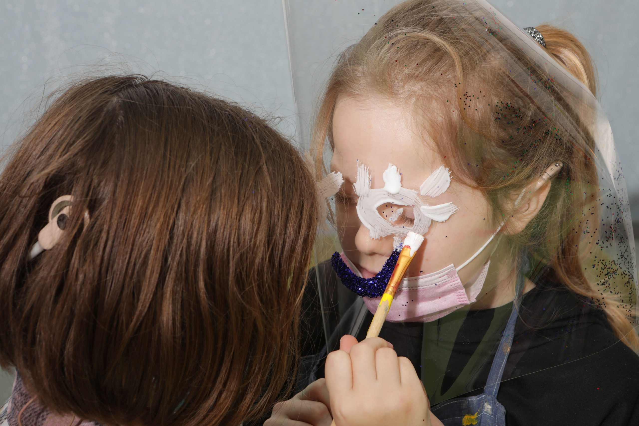 Vue Atelier enfants brushin par Sophie Grassart au cours de l exposition Happy Valley