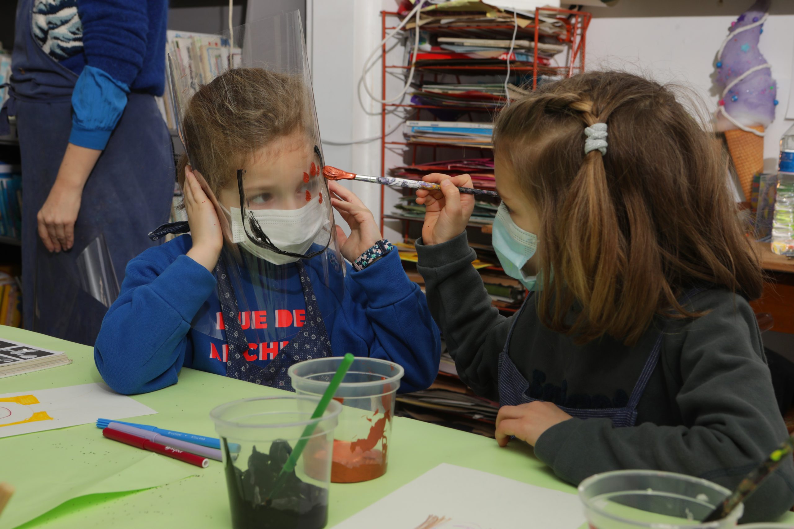 Vue d aelier enfants brushin par Sophie Grassart au cours de l exposition Happy Valley 1
