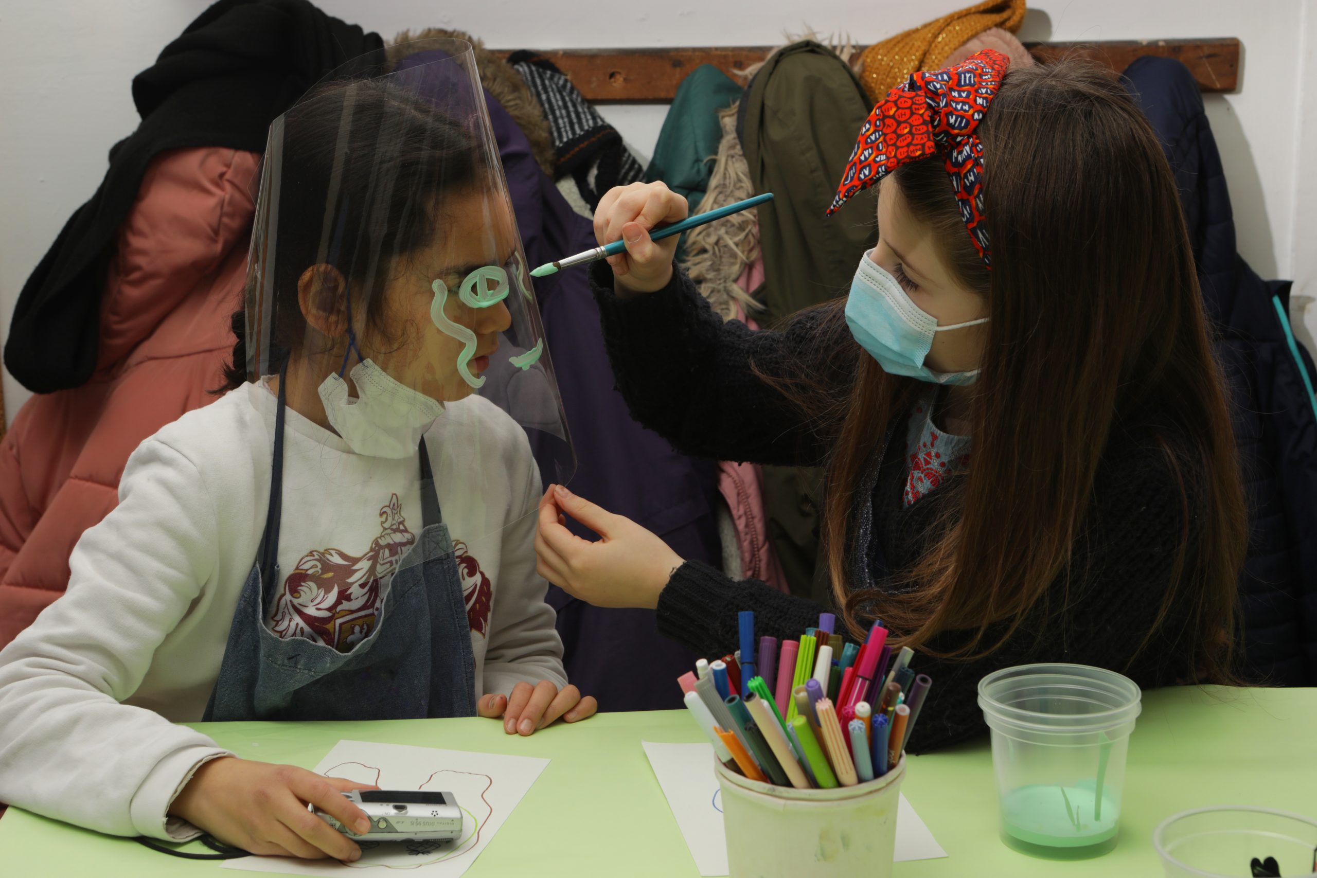 Vue d aelier enfants brushin par Sophie Grassart au cours de l exposition Happy Valley 6