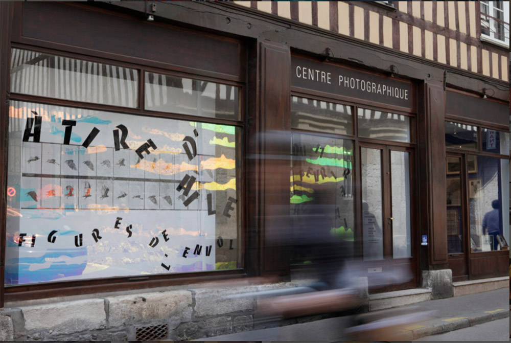 A Tire d'Aile, Figures de l'envol, 2018, Centre photographique Rouen Normandie, vue sur rue