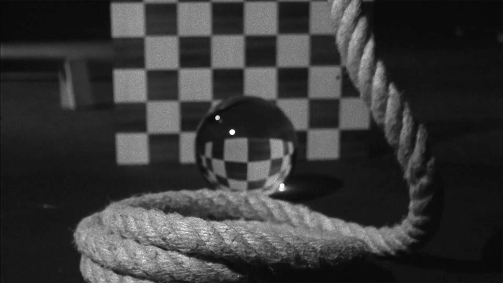 Ulla von Brandenburg, The Objects, 2009, film super 16 mm n&b, 4’45’’. Photogramme. Courtoisie de l’artiste et Art : Concept, Paris ; Meyer Riegger, Berlin/Karlsruhe/Basel ; Pilar Corrias Gallery, Londres ; Produzentengalerie Hamburg, Hambourg.