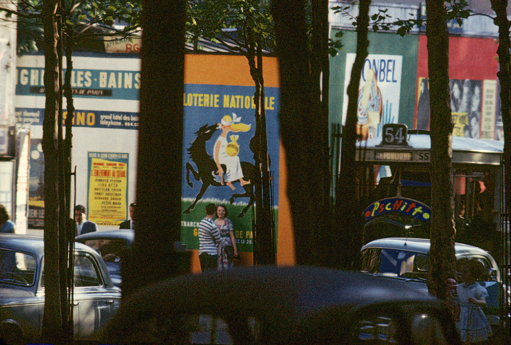 Frank Horvat, Affiches, près de la place Pigalle, Paris, 1956. Courtoisie du Studio Frank Horvat.