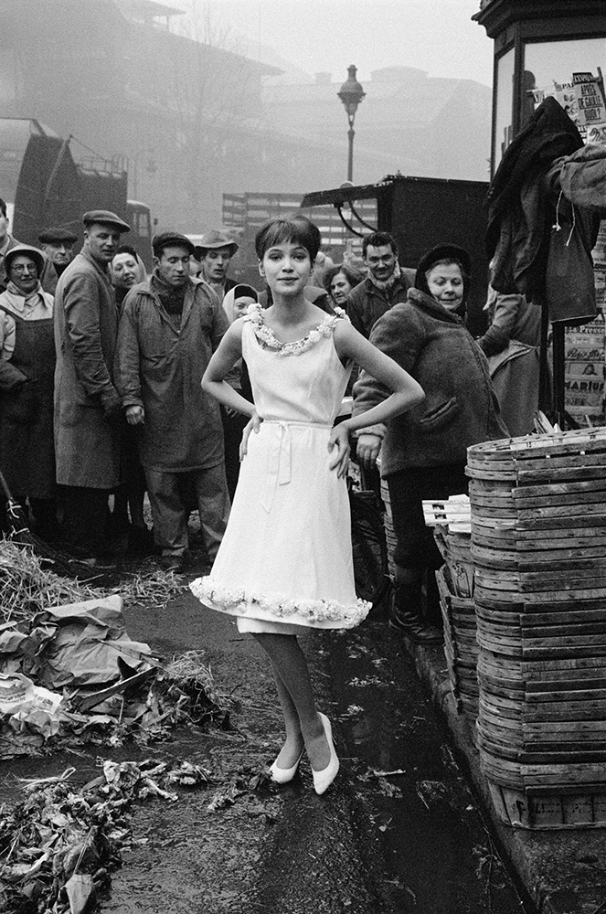 Frank Horvat, Anna Karina, Les Halles, Paris, pour Jours de France, 1959. Courtoisie du Studio Frank Horvat.