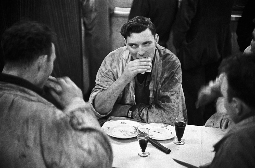 Frank Horvat, «Forts» des Halles au bistrot, Paris, 1951. Courtoisie du Studio Frank Horvat.