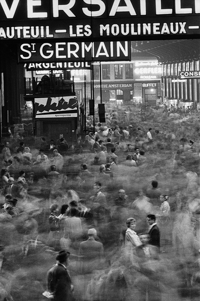 Frank Horvat, Hall des trains de banlieue, gare Saint-Lazare, Paris, pour Réalités, 1959. Courtoisie du Studio Frank Horvat.