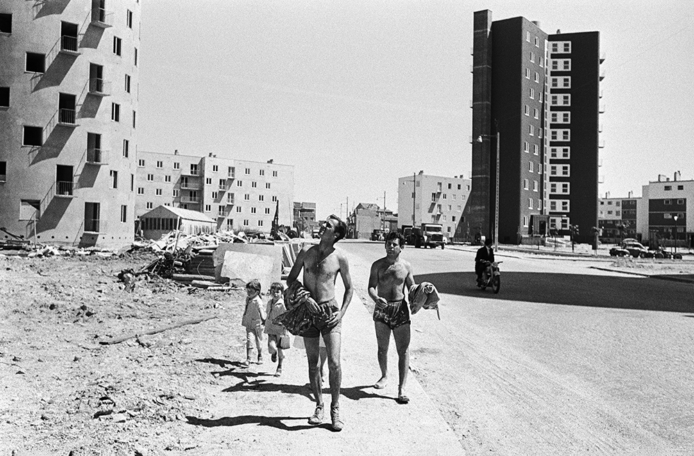 Frank Horvat, Logements en construction à Bobigny, banlieue de Paris, pour Réalités, 1959. Courtoisie du Studio Frank Horvat.