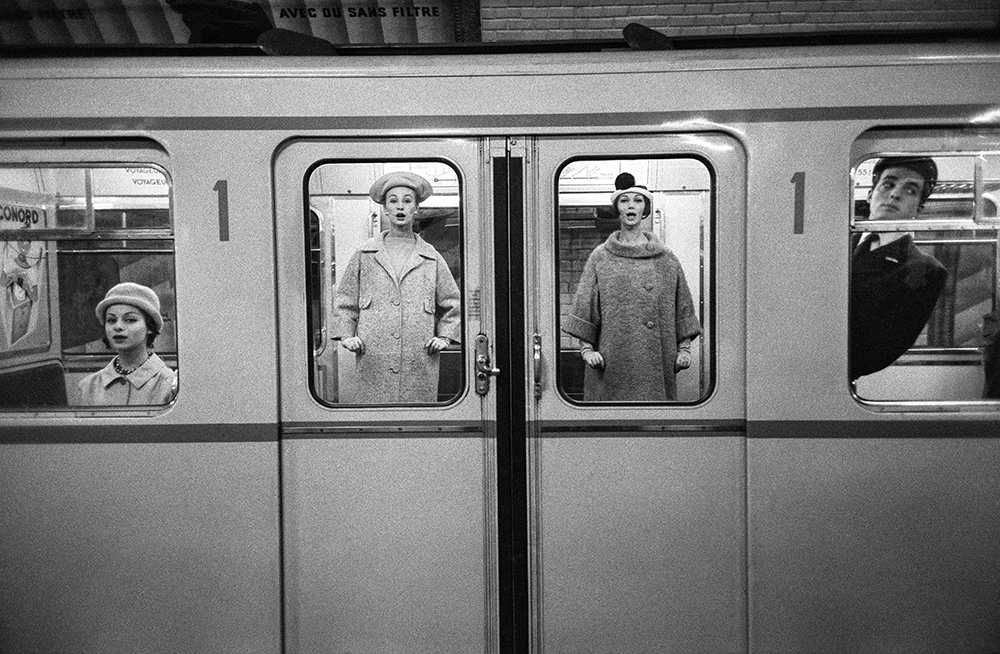Frank Horvat, Mode dans le métro, Paris, pour Jardin des Modes, 1958. Courtoisie du Studio Frank Horvat.