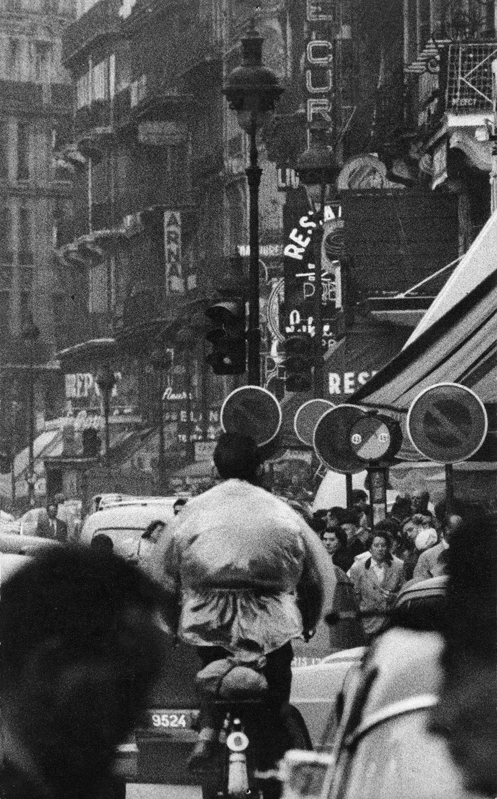 Frank Horvat, Paris au téléobjectif, Saint-Lazare, 1956. Courtoisie du Studio Frank Horvat.