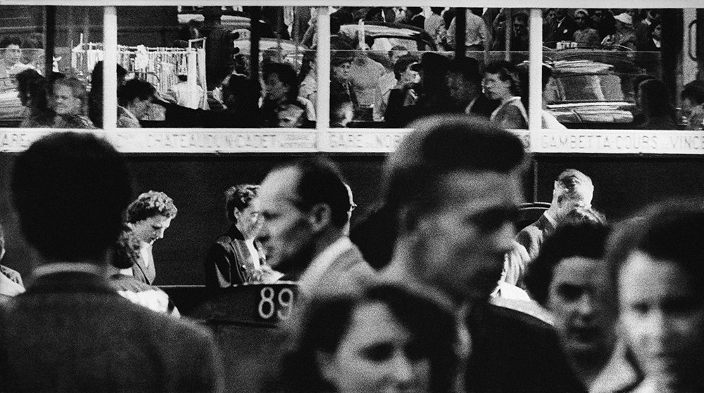 Frank Horvat, Paris au téléobjectif, circulation devant la gare Saint-Lazare, Paris, 1956. Courtoisie du Studio Frank Horvat.