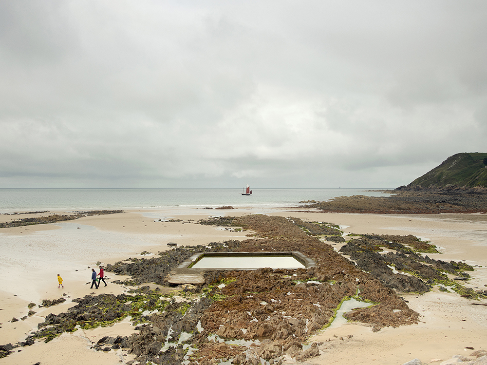 Simon Roberts, Plage de Sciotot aux Pieux, Normandy, 2021
