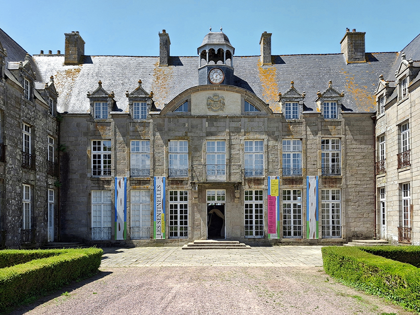 Vues d'exposition Les Sentinelles au Chateau de Flamanville 2 copie