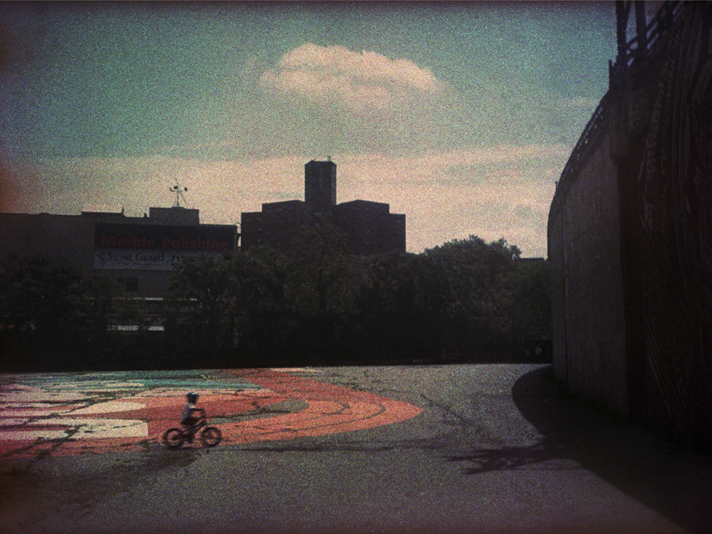 ENFANT EN VELO DANS LE QUARTIER DE DUMBO -  NEW YORK, BROOKLYN - AOUT 2018
