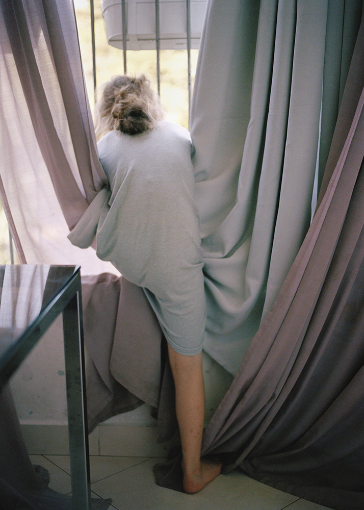 Nina_Medioni_TheVeil-HavaMalkainthelivingroom_001
