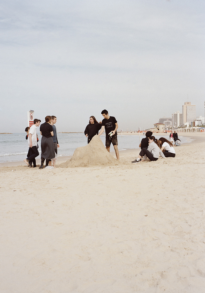 Nina_Medioni_TheVeil-Youngpeopleplayingwiththesand_011