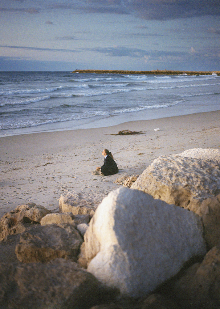 Nina_Medioni_TheVeil_Younggirlonthebeach_006