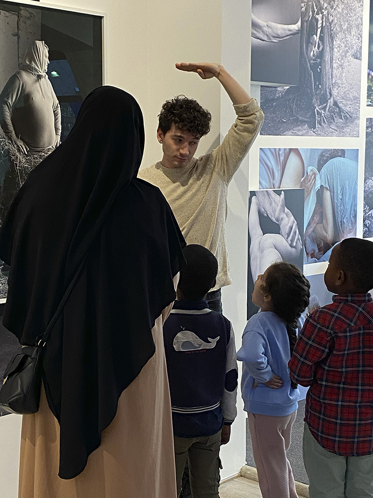 Visite de d'élèves de maternelle lors de l'exposition Metamorphosis