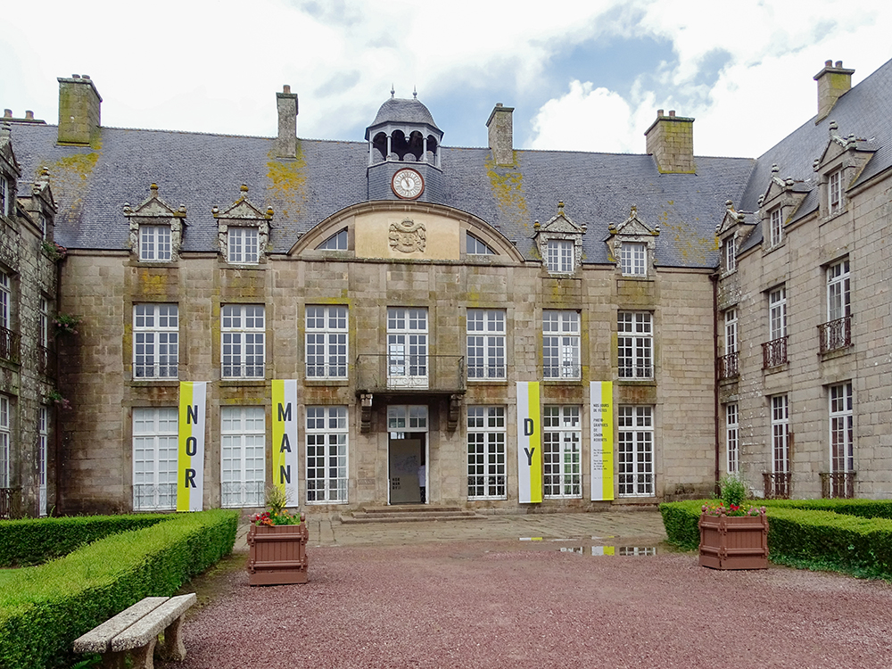 Vue d'exposition Normandy de Simon Roberts au Chateau de Flamanville juin - septembre 2021 1