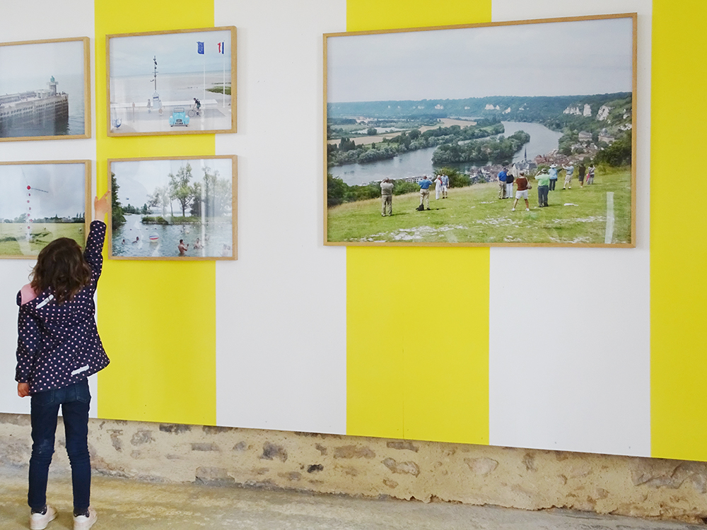 Vue d'exposition Normandy de Simon Roberts au Chateau de Flamanville juin - septembre 2021