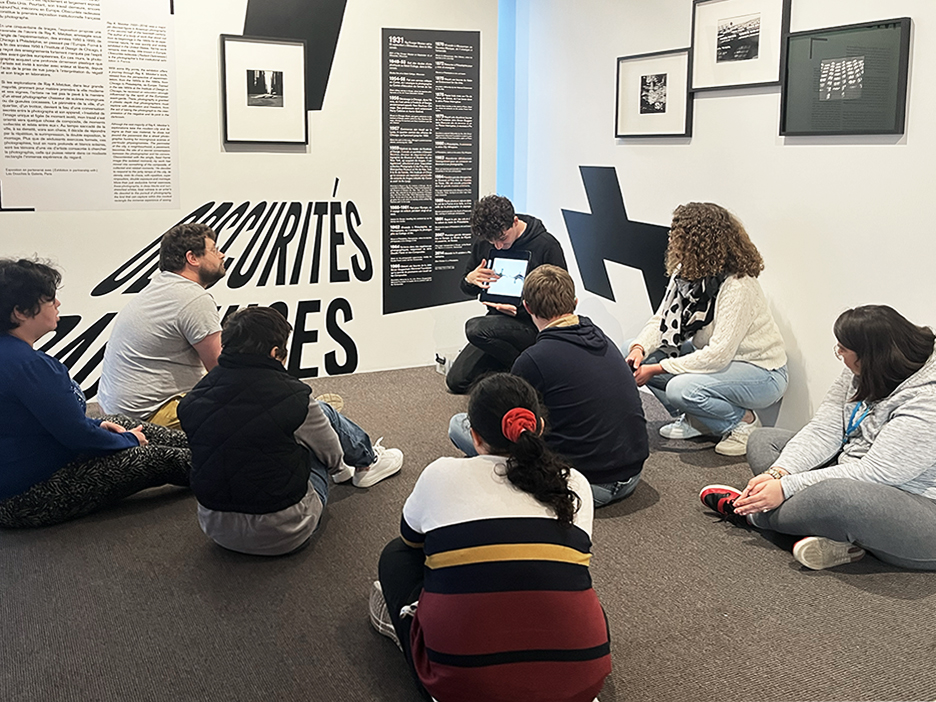 visite commentée pour public spécifique au Centre photographique Rouen Normandie